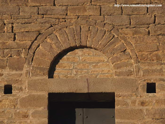 PUERTA DE ACCESO. DOBLADURA LOMBARDA DEL ARCO